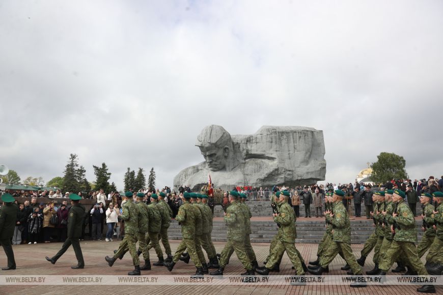 Молодое пополнение пограничников и военнослужащих внутренних войск приняли присягу в Брестской крепости