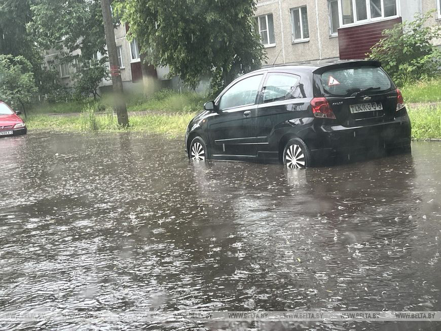 Июньский "потоп". Из-за сильного ливня на нескольких улицах Гомеля затруднено движение