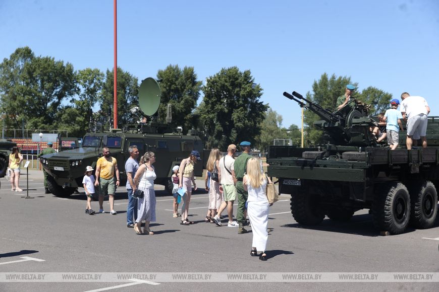 Выставку военной техники представили возле Ледового дворца в Бресте
