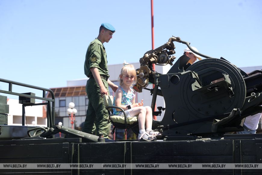 Выставку военной техники представили возле Ледового дворца в Бресте