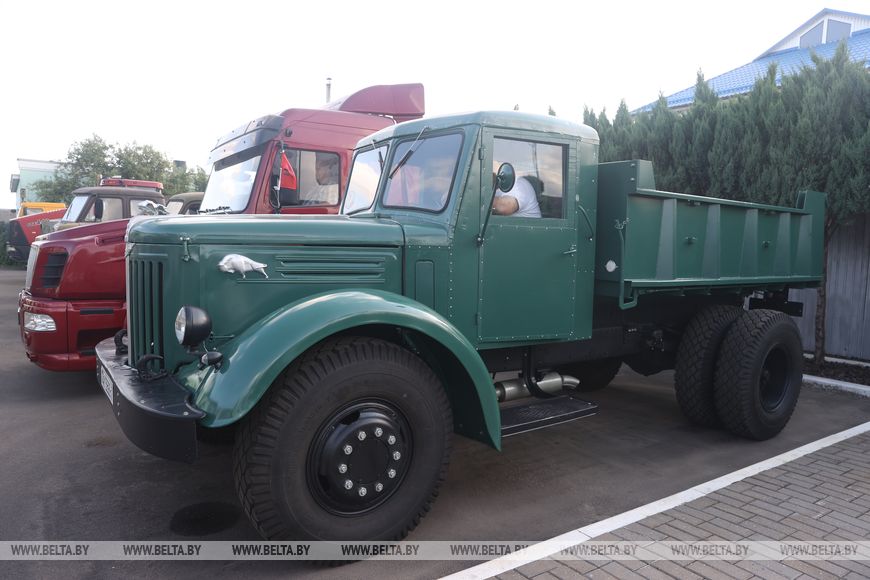 Сотни экспонатов. В Ляховичах создали масштабную экспозицию раритетной техники
