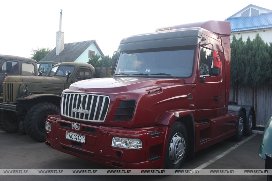 Сотни экспонатов. В Ляховичах создали масштабную экспозицию раритетной техники