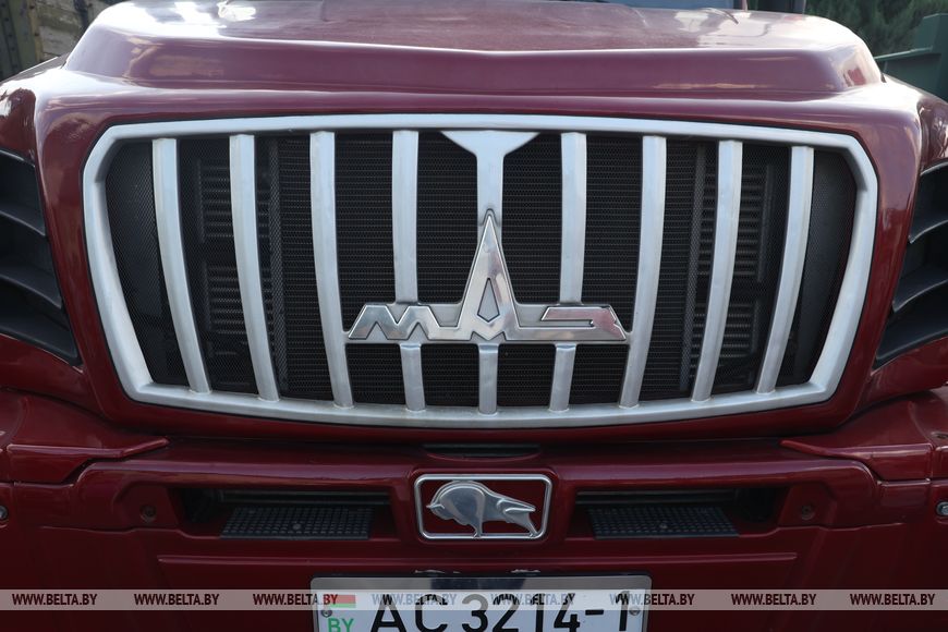 Сотни экспонатов. В Ляховичах создали масштабную экспозицию раритетной техники