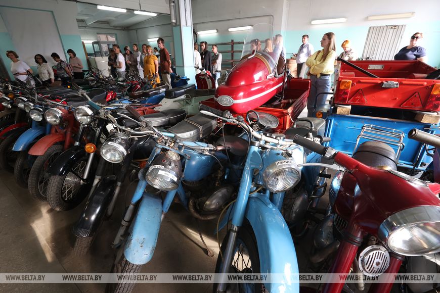 Сотни экспонатов. В Ляховичах создали масштабную экспозицию раритетной техники