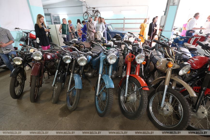 Сотни экспонатов. В Ляховичах создали масштабную экспозицию раритетной техники