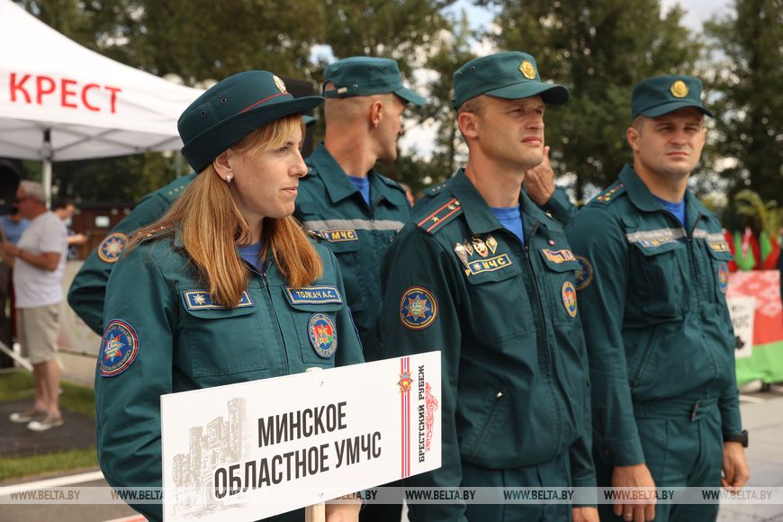 Соревнования сильнейших спасателей-пожарных стартовали в Бресте — фото и видео