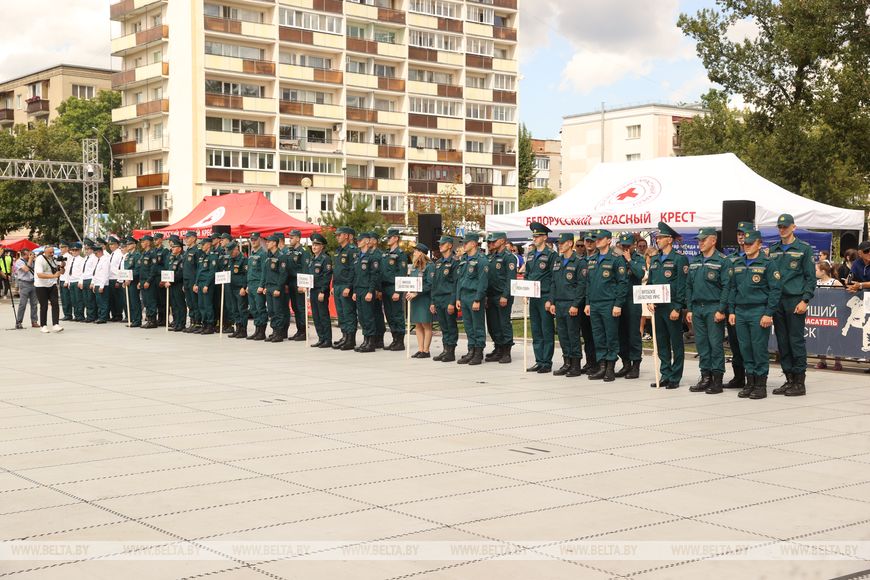 Соревнования сильнейших спасателей-пожарных стартовали в Бресте — фото и видео