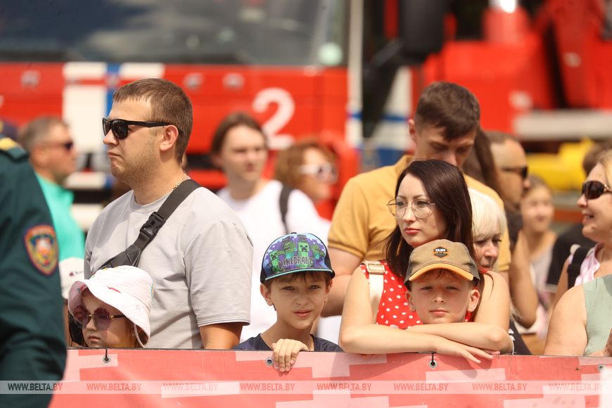 Соревнования сильнейших спасателей-пожарных стартовали в Бресте — фото и видео