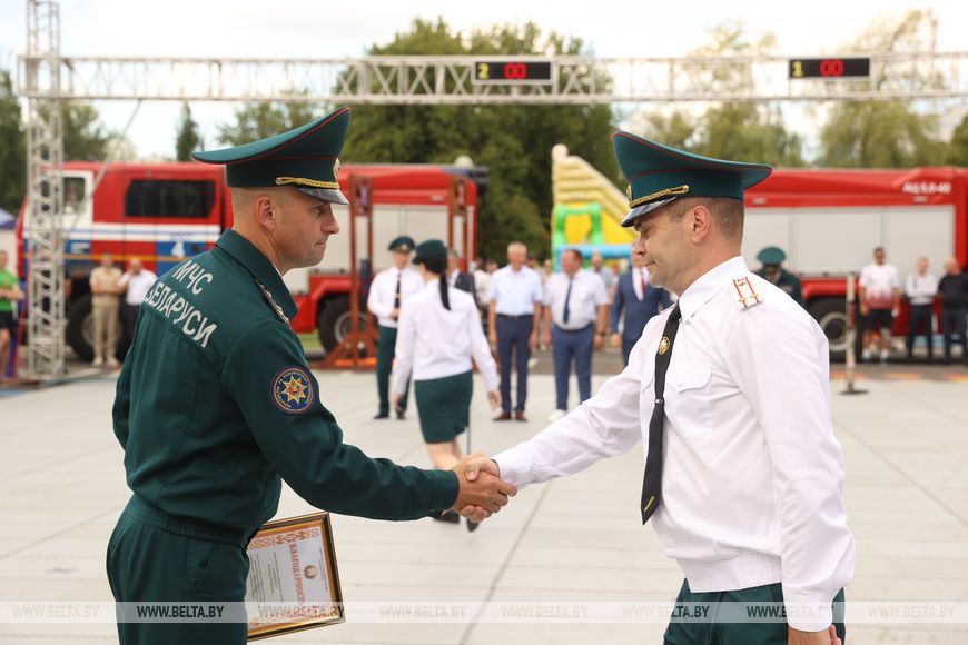 Соревнования сильнейших спасателей-пожарных стартовали в Бресте — фото и видео