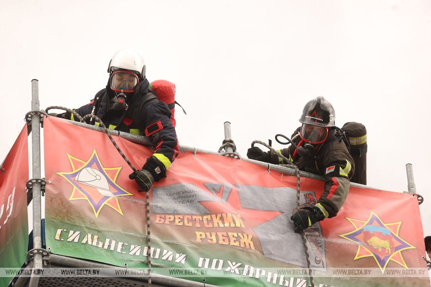 Соревнования сильнейших спасателей-пожарных стартовали в Бресте — фото и видео