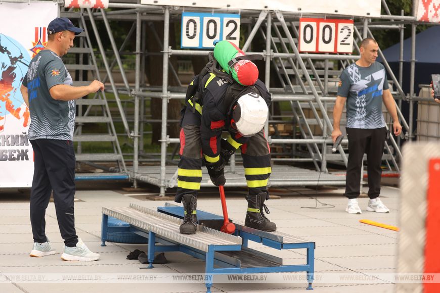 Соревнования сильнейших спасателей-пожарных стартовали в Бресте — фото и видео