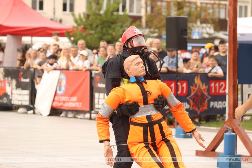 Соревнования сильнейших спасателей-пожарных стартовали в Бресте — фото и видео