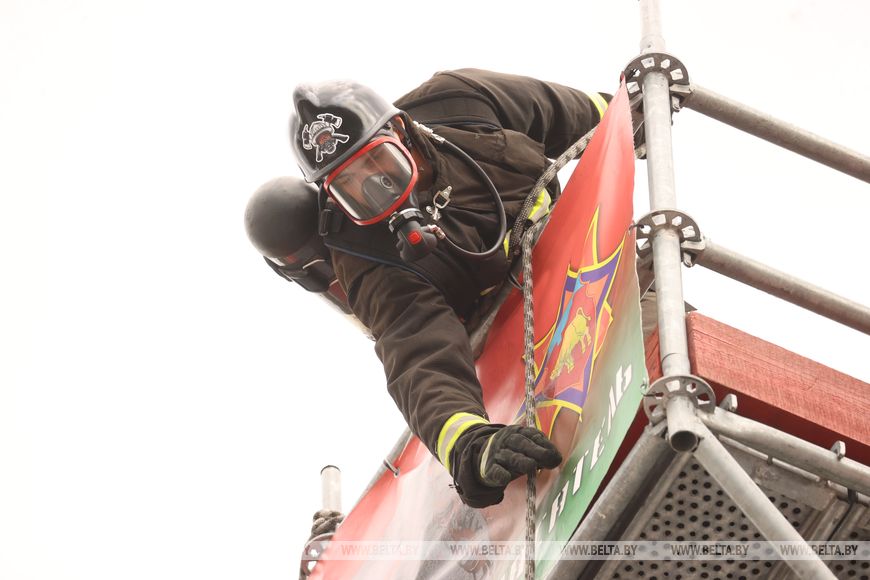 Соревнования сильнейших спасателей-пожарных стартовали в Бресте — фото и видео