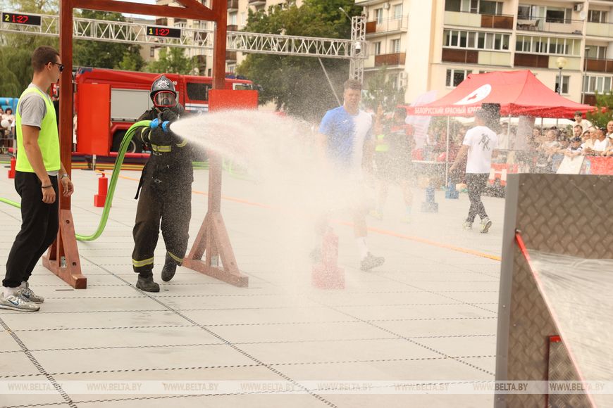 Соревнования сильнейших спасателей-пожарных стартовали в Бресте — фото и видео