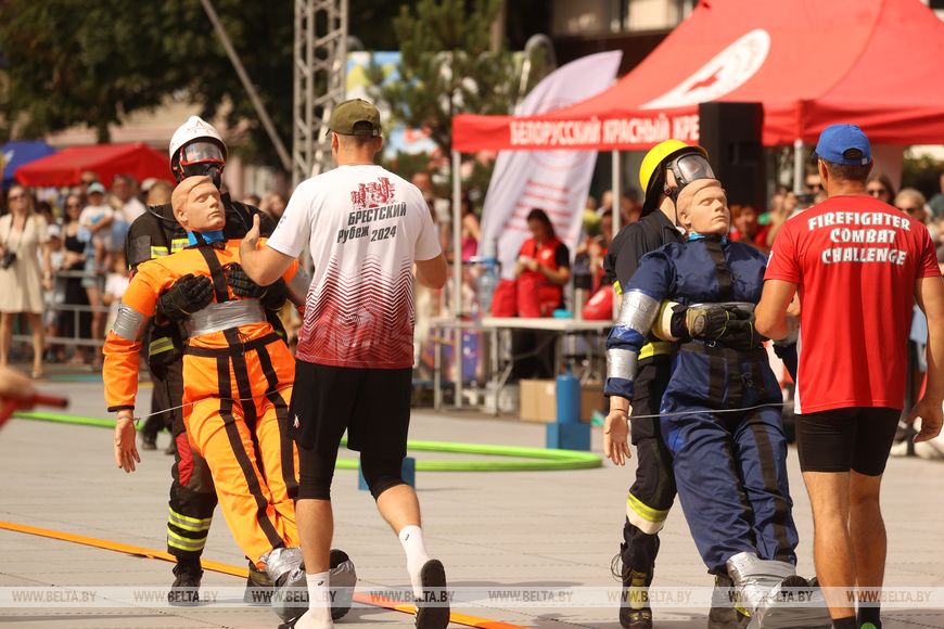 Соревнования сильнейших спасателей-пожарных стартовали в Бресте — фото и видео