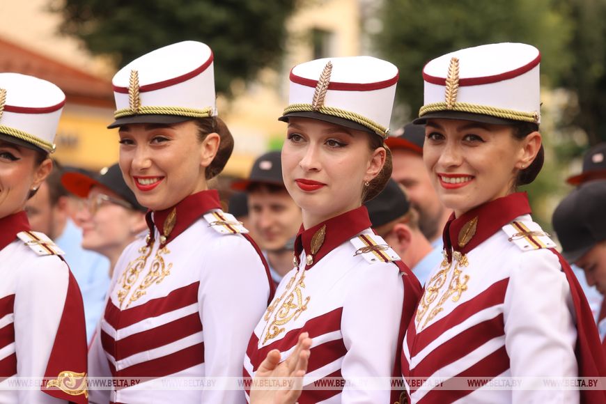 Вальс цветов и Беловежская пуща. В Бресте с фееричного дефиле начался Парад оркестров
