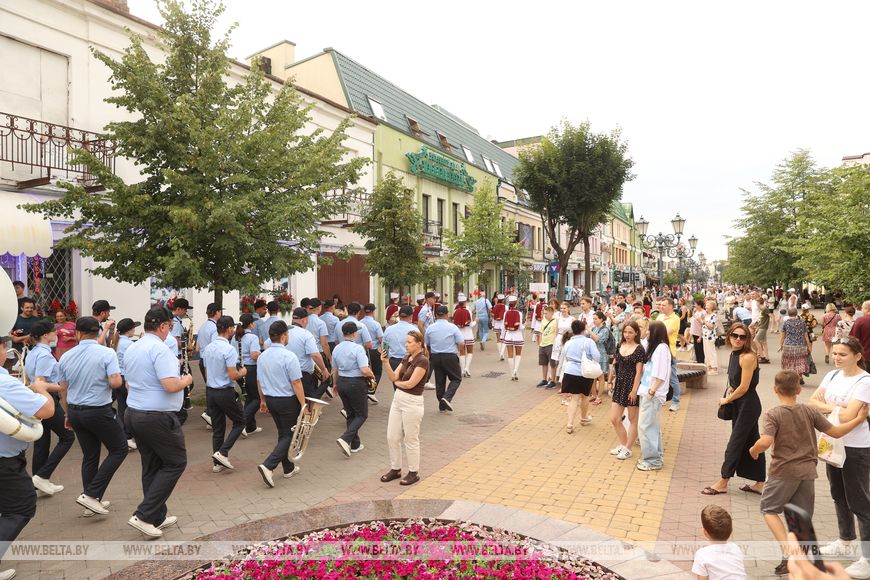 Вальс цветов и Беловежская пуща. В Бресте с фееричного дефиле начался Парад оркестров