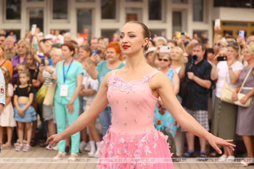 Вальс цветов и Беловежская пуща. В Бресте с фееричного дефиле начался Парад оркестров