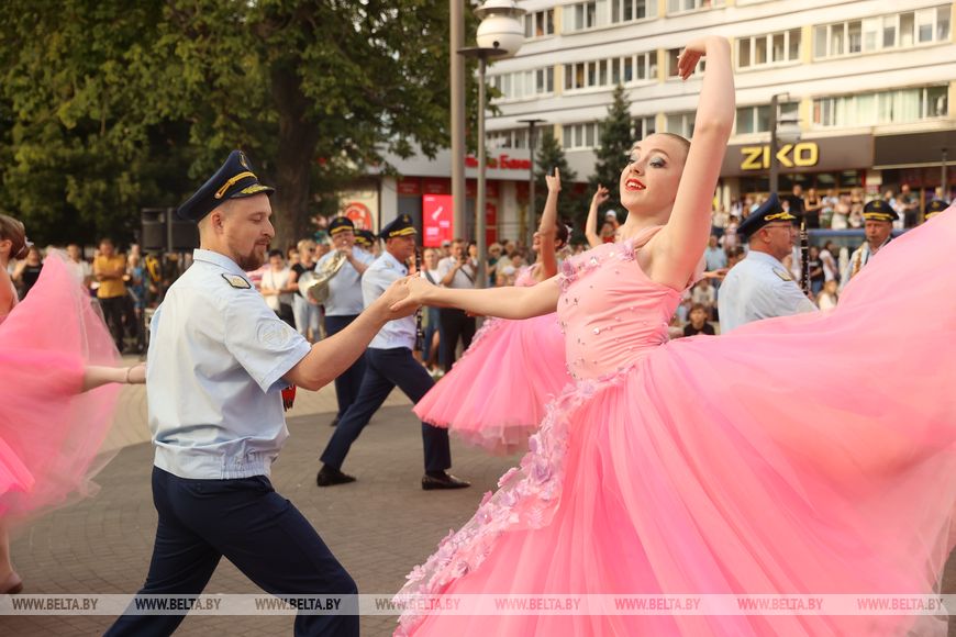 Вальс цветов и Беловежская пуща. В Бресте с фееричного дефиле начался Парад оркестров