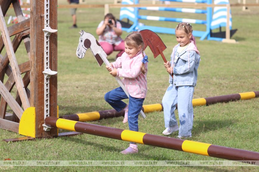 Соревнования, конкурсы и мастер-классы: спортивно-семейный фестиваль «Конная фиеста» проходит в Бресте