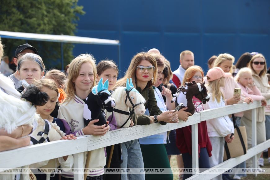 Соревнования, конкурсы и мастер-классы: спортивно-семейный фестиваль «Конная фиеста» проходит в Бресте