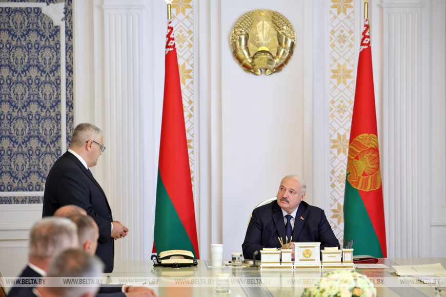 Ротации в районах, министерствах и новые направления для послов. Итоги кадрового дня у Президента