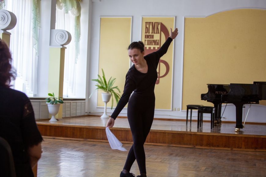 Штучных специалистов готовят в Бресте. Побывали на творческом экзамене будущих актеров