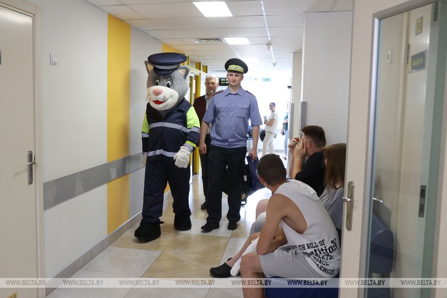 Поздравили с началом учебного года и напомнили о безопасности: милиционеры посетили детскую больницу в Бресте