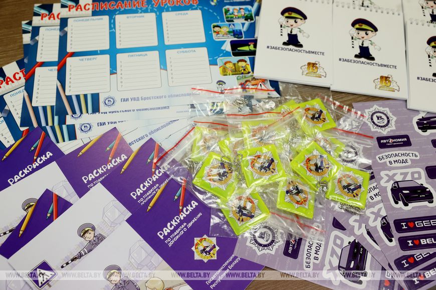 Поздравили с началом учебного года и напомнили о безопасности: милиционеры посетили детскую больницу в Бресте