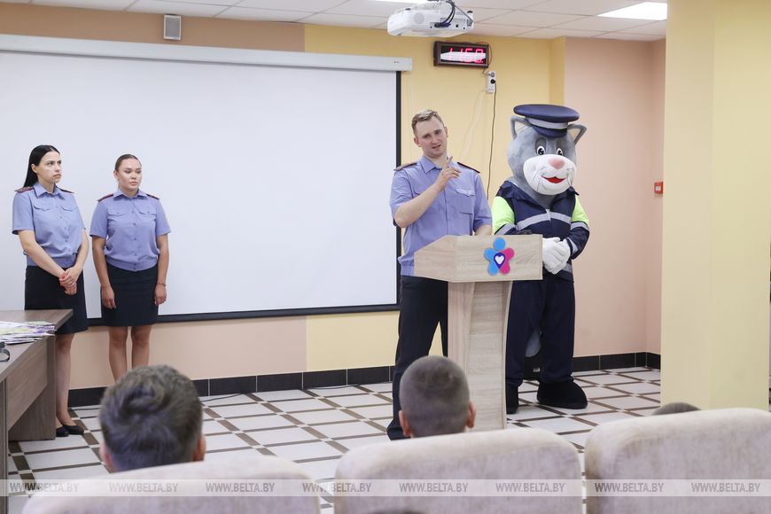 Поздравили с началом учебного года и напомнили о безопасности: милиционеры посетили детскую больницу в Бресте
