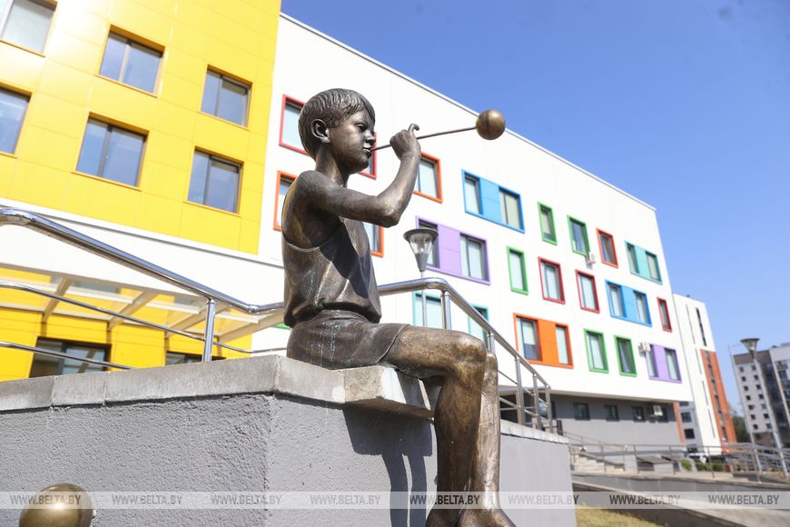 Поздравили с началом учебного года и напомнили о безопасности: милиционеры посетили детскую больницу в Бресте