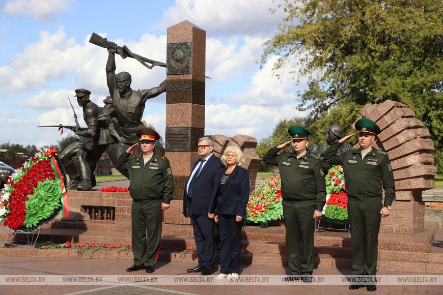 В Бресте белорусским пограничникам передали пять новых грузовых автомобилей