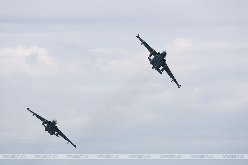 На учении Запад-2025 военные самолеты посадили на автомобильную дорогу