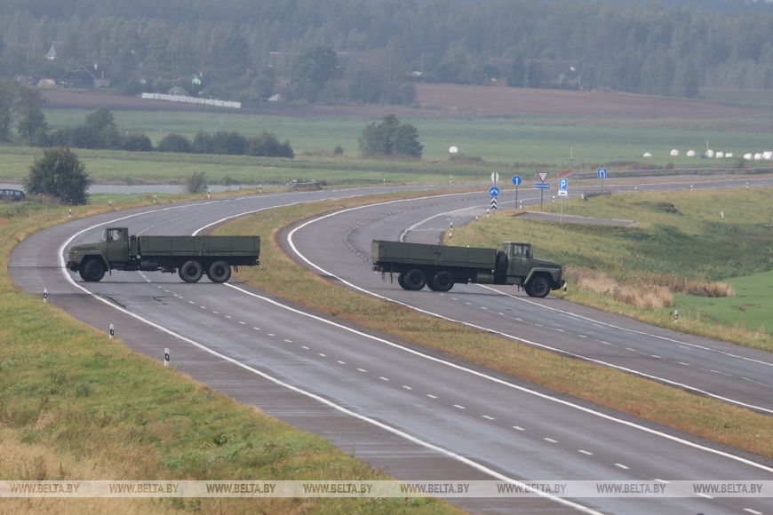 На учении Запад-2025 военные самолеты посадили на автомобильную дорогу