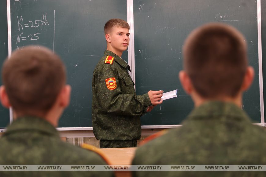 В Брестском областном кадетском училище преподает учитель физкультуры с 53-летним стажем