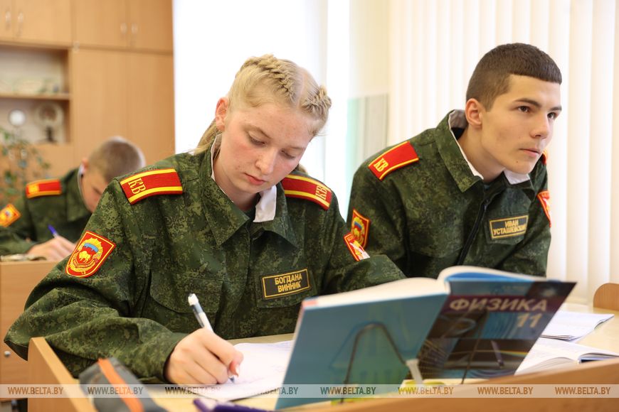 В Брестском областном кадетском училище преподает учитель физкультуры с 53-летним стажем