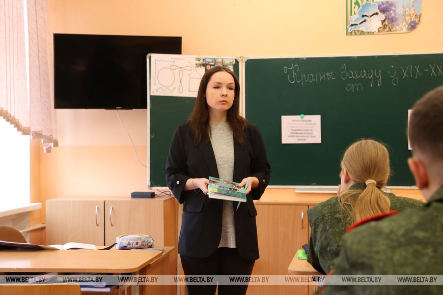 В Брестском областном кадетском училище преподает учитель физкультуры с 53-летним стажем