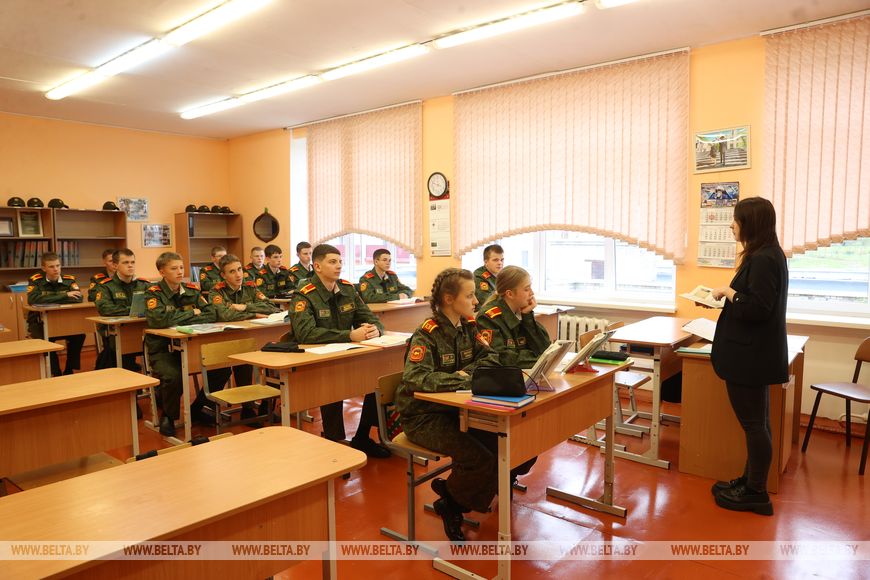 В Брестском областном кадетском училище преподает учитель физкультуры с 53-летним стажем