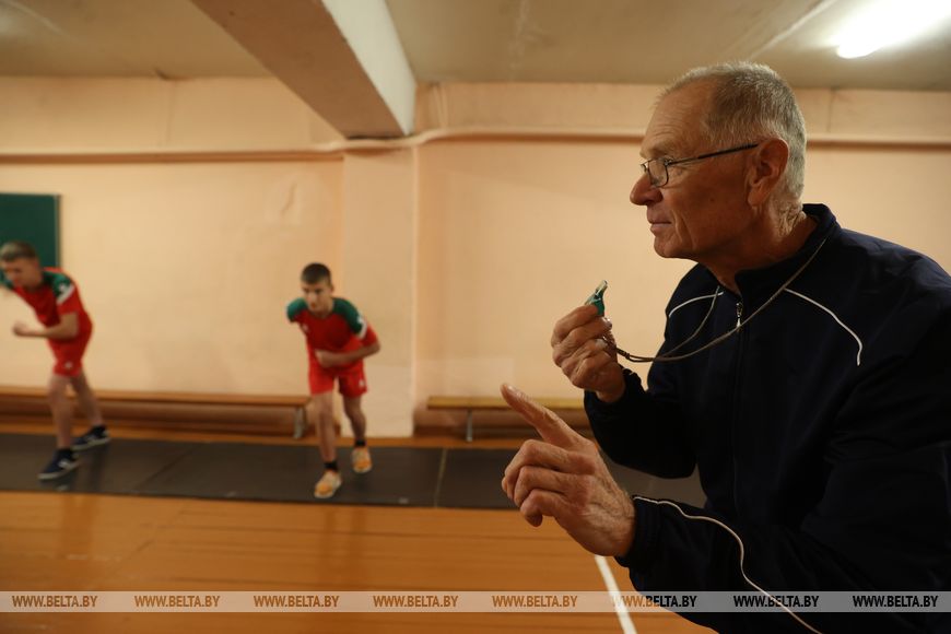 В Брестском областном кадетском училище преподает учитель физкультуры с 53-летним стажем