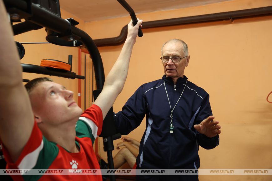 В Брестском областном кадетском училище преподает учитель физкультуры с 53-летним стажем