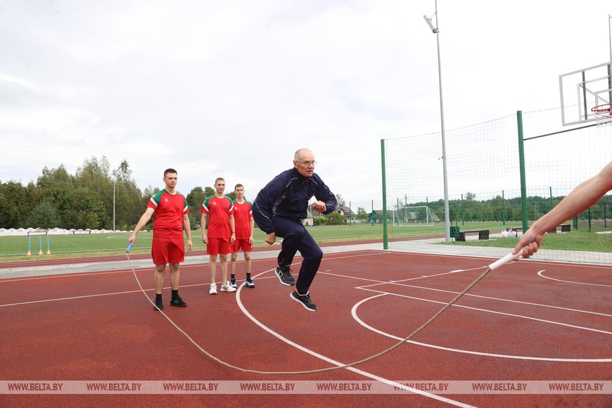 В Брестском областном кадетском училище преподает учитель физкультуры с 53-летним стажем