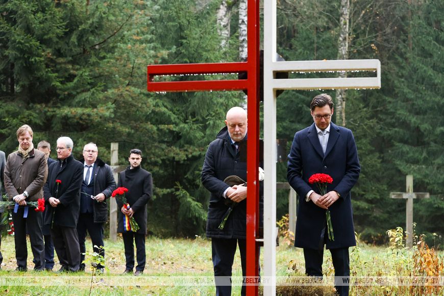 Европейские дипломаты провели акцию в урочище Куропаты. К ним подошли журналисты с вопросами