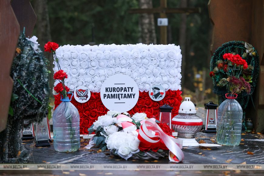 Европейские дипломаты провели акцию в урочище Куропаты. К ним подошли журналисты с вопросами