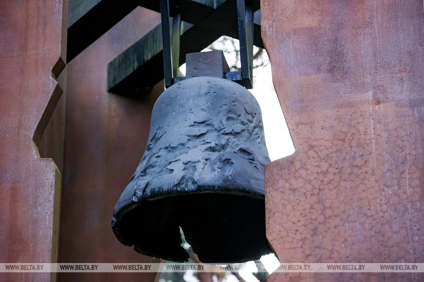 Европейские дипломаты провели акцию в урочище Куропаты. К ним подошли журналисты с вопросами