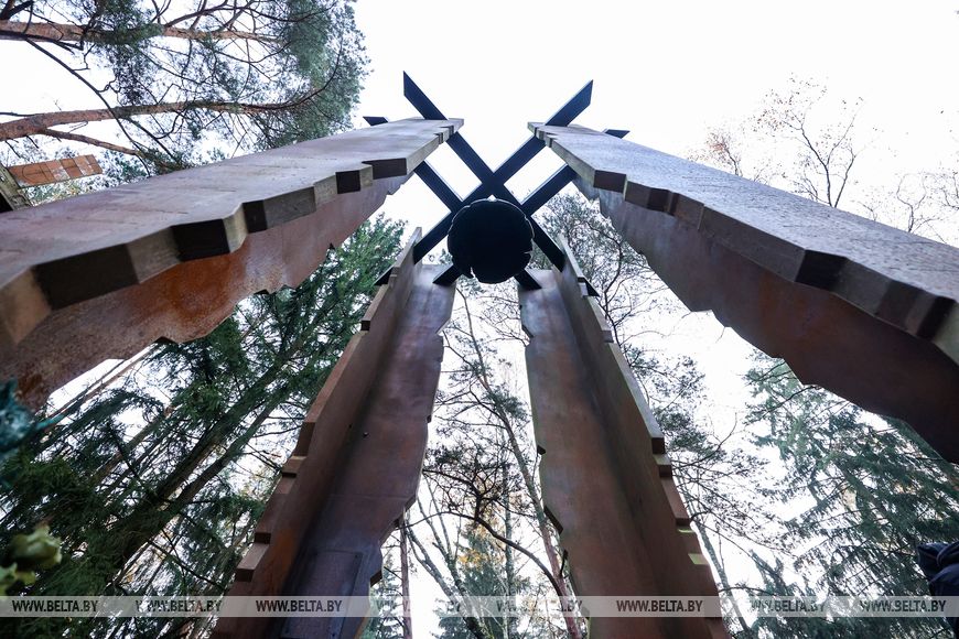 Европейские дипломаты провели акцию в урочище Куропаты. К ним подошли журналисты с вопросами