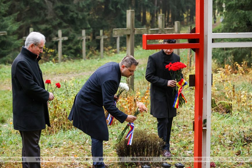 Европейские дипломаты провели акцию в урочище Куропаты. К ним подошли журналисты с вопросами