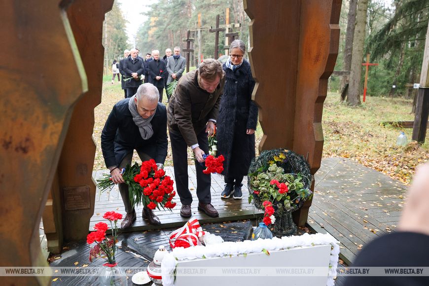 Европейские дипломаты провели акцию в урочище Куропаты. К ним подошли журналисты с вопросами