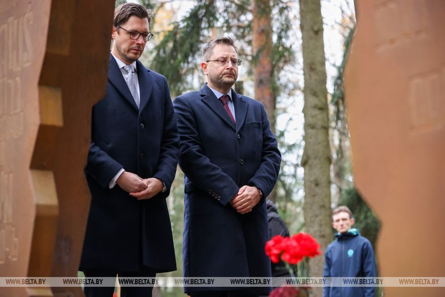 Европейские дипломаты провели акцию в урочище Куропаты. К ним подошли журналисты с вопросами