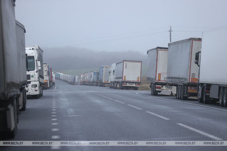 ГТК: литовские фуры смогут покинуть стоянки после открытия Литвой границы