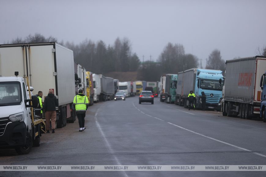 ГТК: литовские фуры смогут покинуть стоянки после открытия Литвой границы